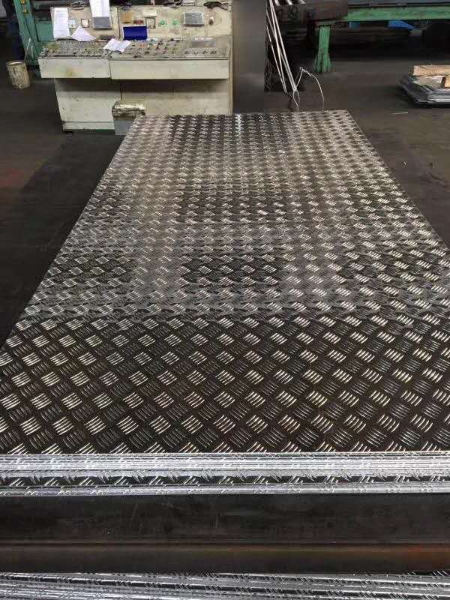 應(yīng)用浮雕在梯子上的花紋板