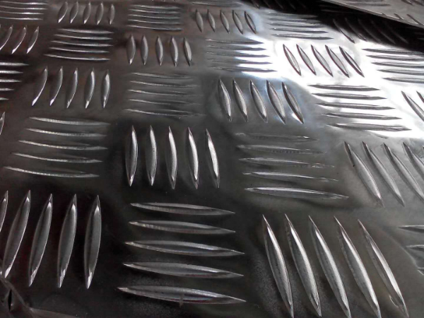 花紋鋁板的主要特點(diǎn)是什么？選擇花紋鋁板時(shí)要注意什么？